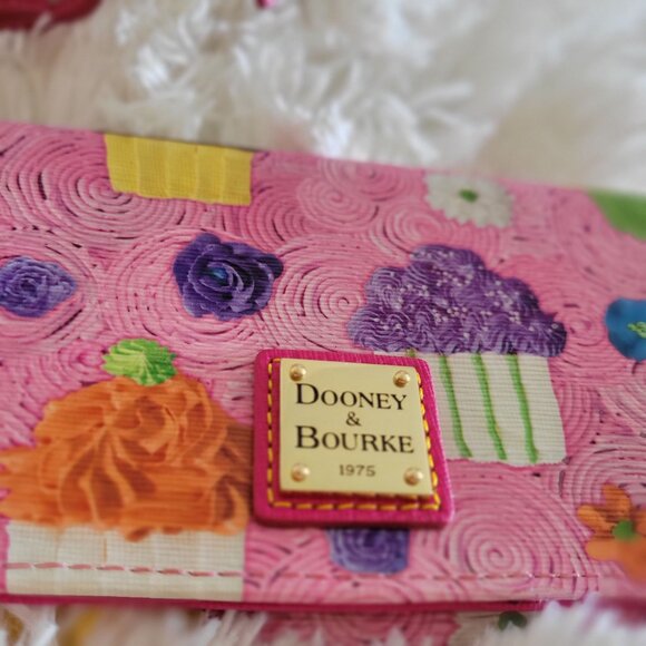 Fashion Inspired Pink Cup Cake Print Crossbody Wallet with Detachable Strap - Picture 7 of 9